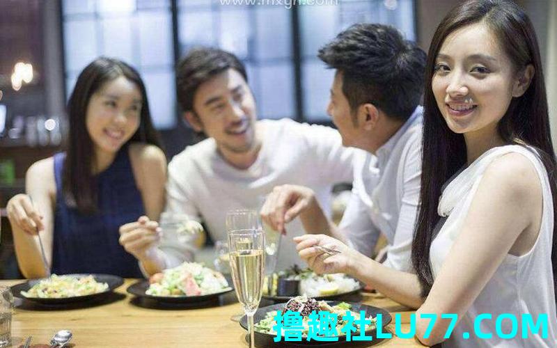梦见自己看着别人吃饭