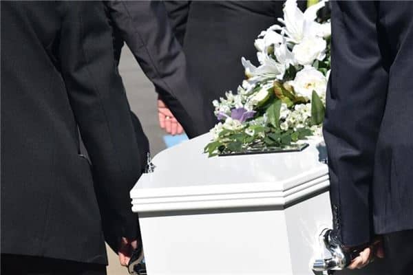 梦见抬死人棺材
