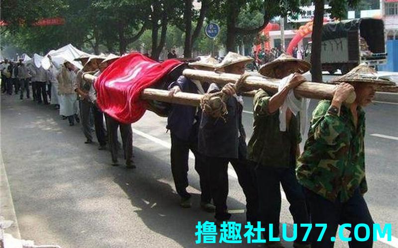 梦见送殡人群
