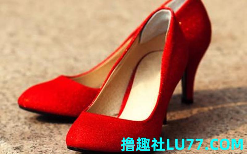 梦见穿高跟鞋是怎么回事