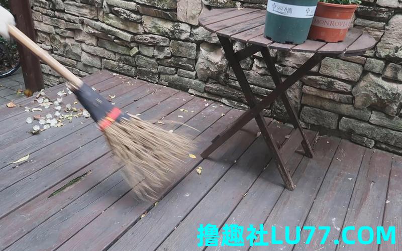 梦见给别人扫院子