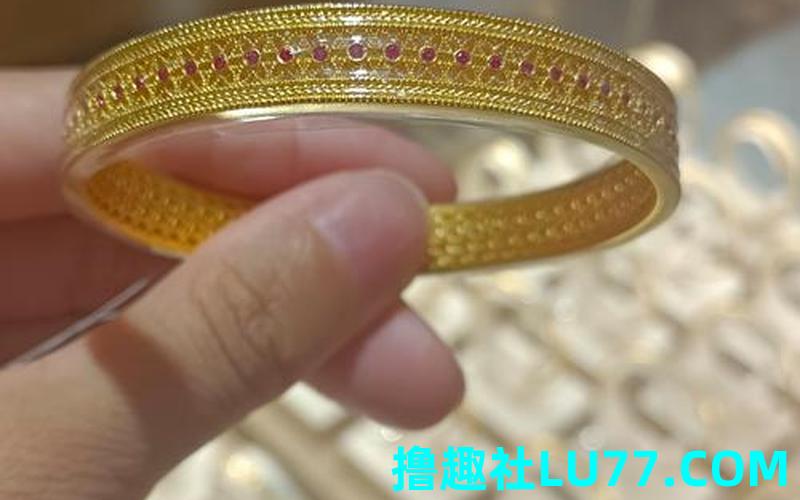 梦见黄金手镯