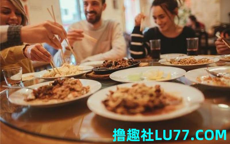梦见人多一起吃饭