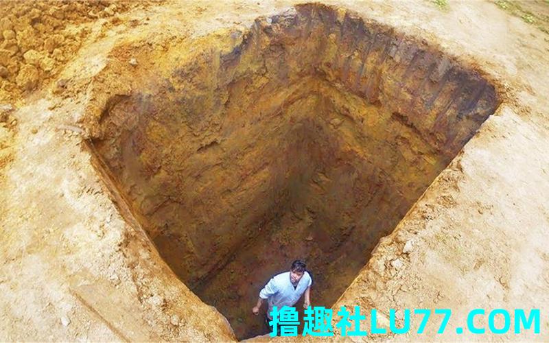 梦见自己掉进深坑里