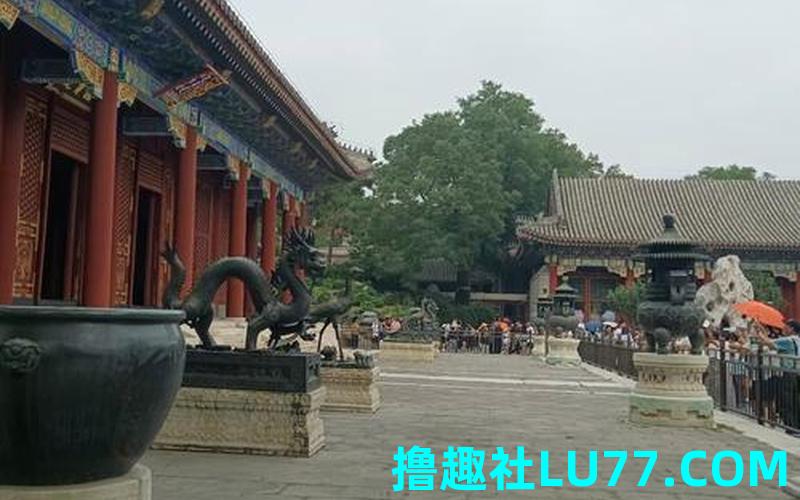 梦见在房檐上走