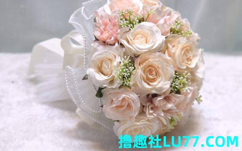 梦见领塑料花