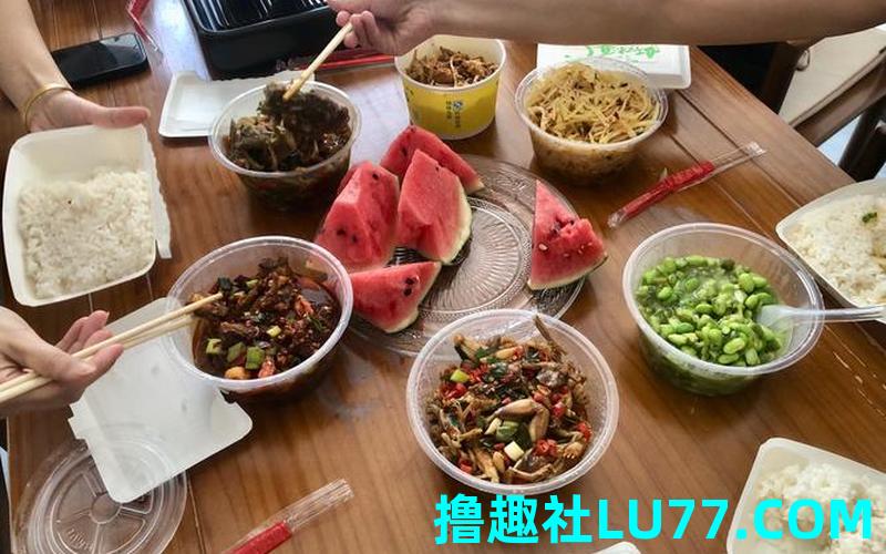梦见跟同事吃饭
