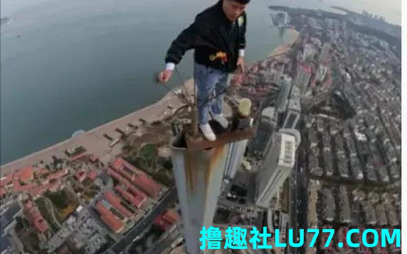 梦见爬杆到顶