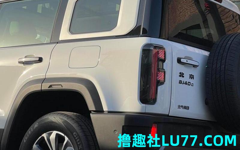 梦见开白色越野车