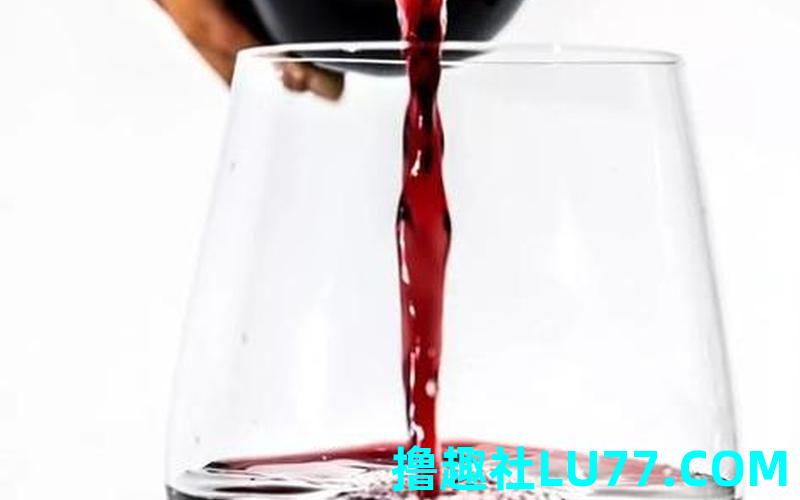 梦见给别人倒酒喝