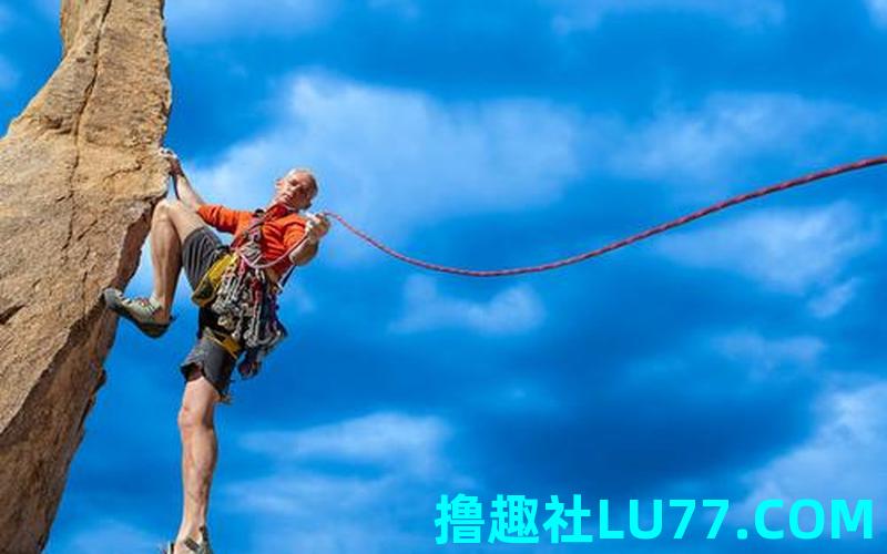 梦见自己爬到山顶上