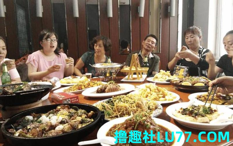 梦见酒席很多人在吃饭