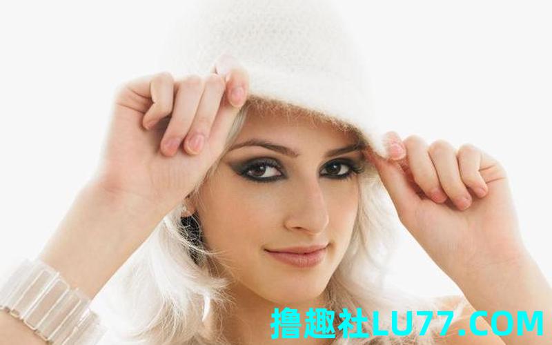 梦见别人戴白帽子