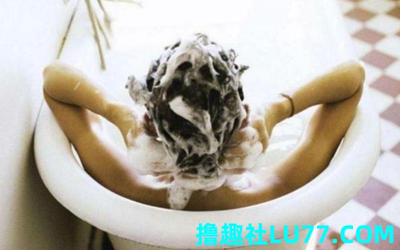 梦见洗头时大把掉头发