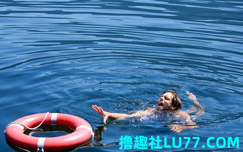 梦见从高处掉到水里