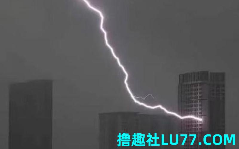 梦见雷电劈水