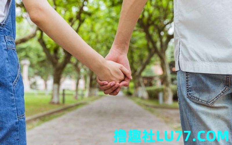 梦见被喜欢的人牵手